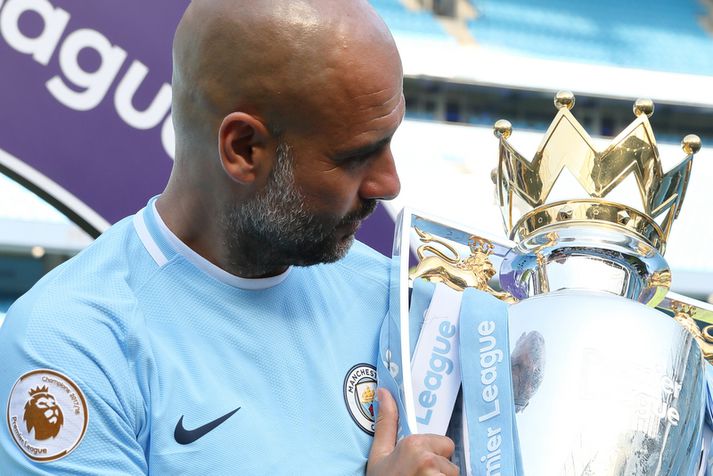 Pep Guardiola með Englandsbikarinn.