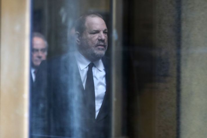 Harvey Weinstein sést hér yfirgefa dómshúsið í New York í janúar síðastliðnum eftir að hafa komið þá fyrir dómara.