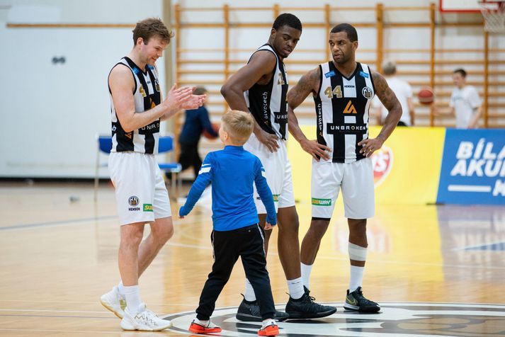 Brynjar Þór Björnsson, Adama Darboe og Shawn Glover eftir síðasta leik KR sem var á móti Þór Akureyri um miðjan desember. Glover hefur síðan yfirgefið Vesturbæjarfélagið.