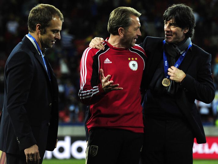 Joachim Löw, þjálfari þýska landsliðsins fagnar bronsinu með aðstoðarmönnum sínum.