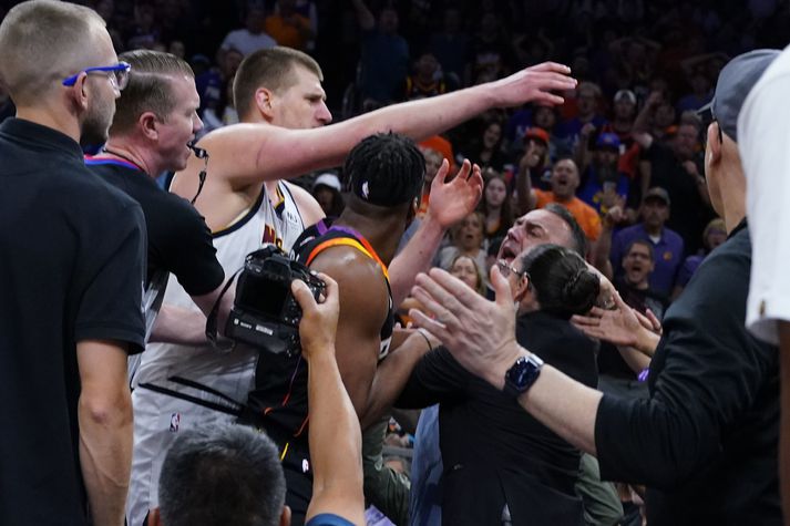 Nikola Jokic lenti í útistöðum við eiganda mótherjanna í leiknum. Þarna gekk mikið á við hliðarlínuna.
