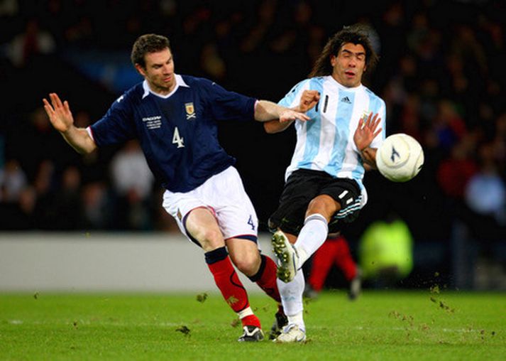 McManus sést hér í baráttu við Carlos Tevez.