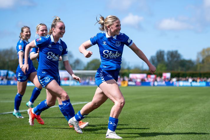 Issy Hobson fagnar hér jöfnunarmarki sínu fyirr Everton á móti Arsenal.