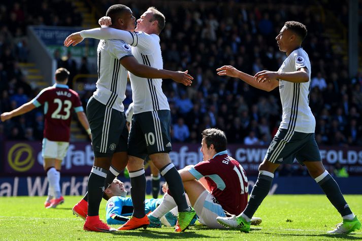 Rooney fagnar marki sínu með Martial.