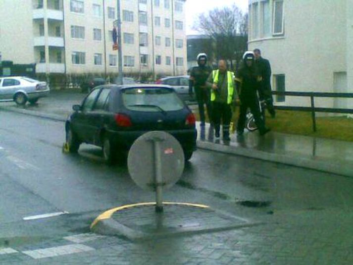 Sjúkraflutningamenn komu barninu til aðstoðar.