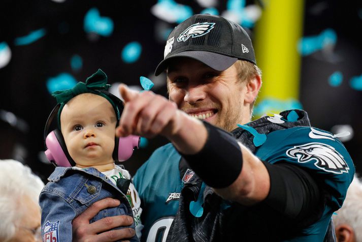 Nick Foles, leikstjórnandi Philadelphia Eagles, var maður leiksins og hér fagnar hann með dóttur sinni Lily Foles.