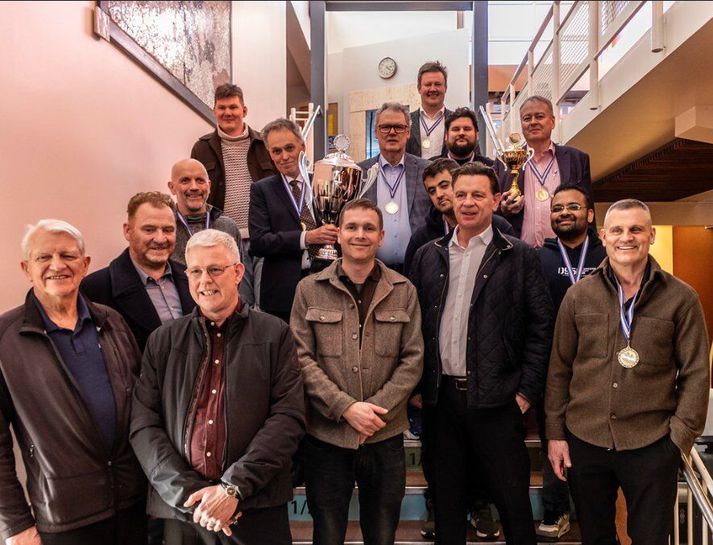 Eyjamenn fögnuðu Íslandsmeistaratitlinum. Á myndinni má sjá ýmsa þekkta Eyjapeyja svo sem Karl Gauta Hjaltason og Lúðvík Bergvinsson og svo skáksnillinga á borð við Helga Ólafsson, Jóhann Hjartarson og Björn Þorfinnsson.