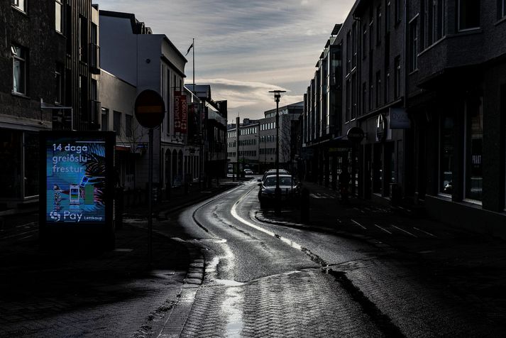 Laugavegurinn er í raun orðin göngugata, í það minnsta mánudagskvöldið 30. mars þegar gangandi og akandi tóku samhljóða ákvörðun um að halda sig heima.