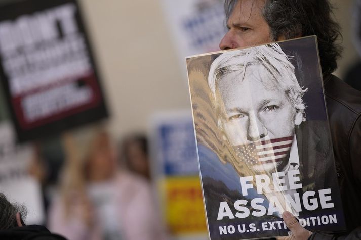 Julian Assange, stofnandi Wikileaks, var handtekinn í sendiráði Ekvador í London árið 2019. Þar hafði hann haldið til í sjö ár til að forðast handtöku og mögulegt framsal til Bandaríkjanna.