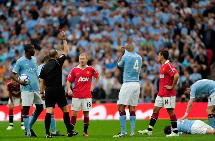 Paul Scholes fékk rautt spjald í leiknum gegn Manchester City.