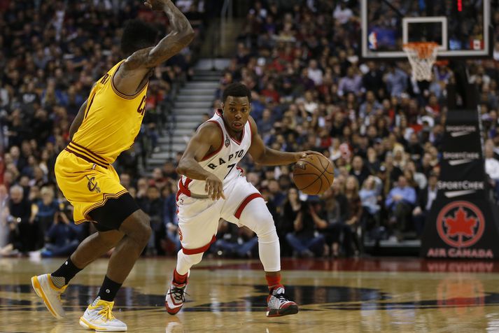 Kyle Lowry sækir hér inn að körfunni gegn Tristan Thompson.