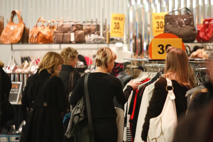 Vetrarútsölurnar ollu lækkun á fatnaði og skóm.