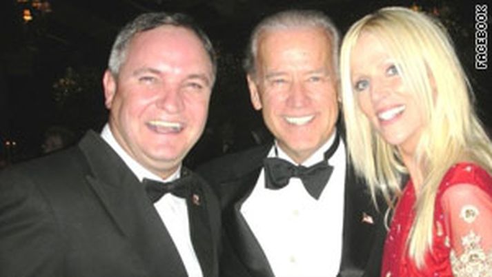 Salahi-hjónin ásamt Joe Biden varaforseta í Hvíta húsinu á þriðjudaginn.
