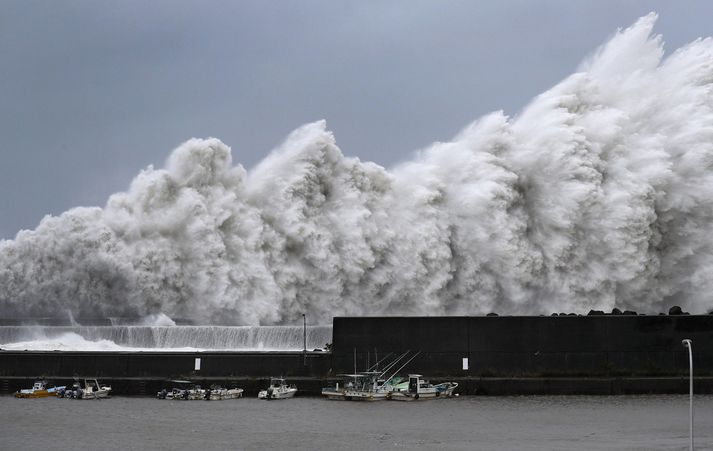 Veðurstofa Japan hefur varað við aurskriðum, flóðum, hvirfilbyljum og eldingum.