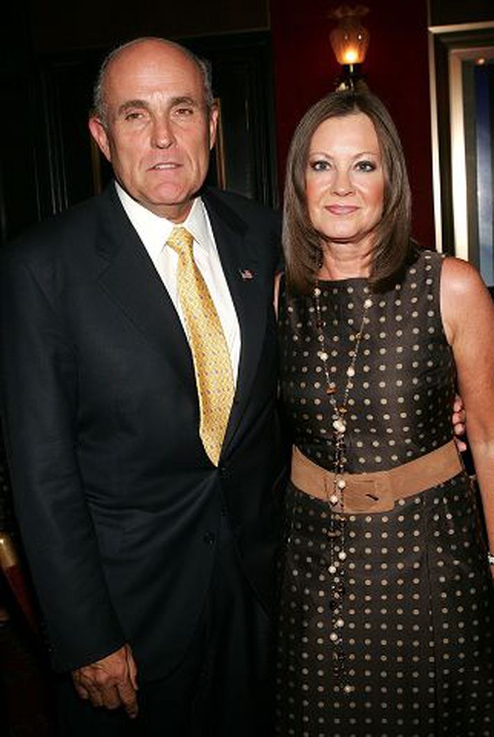 Á frumsýningu World Trade Center Rudolph Giuliani mætir hér á frumsýningu á kvikmyndinni World Trade Center ásamt kærustu sinni Judith Nathan, en myndin fjallar einmitt um árásirnar á Tvíburaturnana sem voru gerðar á meðan Giuliani var borgarstjóri.