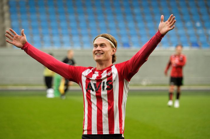Aron Snær Ingason brosti breitt eftir að sætið í Bestu deildinni var tryggt. Hann skoraði sigurmarkið í kvöld.