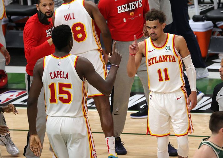 Trae Young og félögum í Atlanta Hawks virðist líða best á útivelli í úrslitakeppninni.