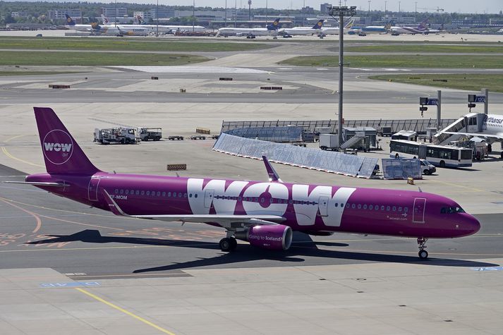 Flugvél WOW air á flugvelli í Frankfurt.