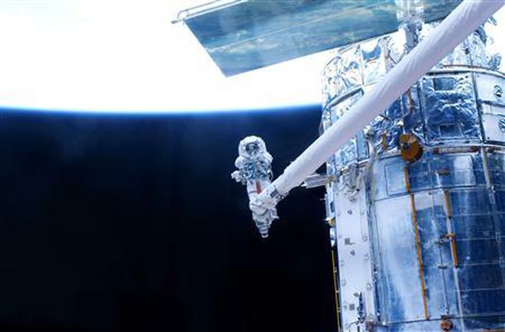 Geimfarinn John Grunsfeld í fimmtu og síðustu ferðinni út úr Atlantis og að Hubble. Sú ferð tók rúmar sjö klukkustundir og reyndi á þolrifin.