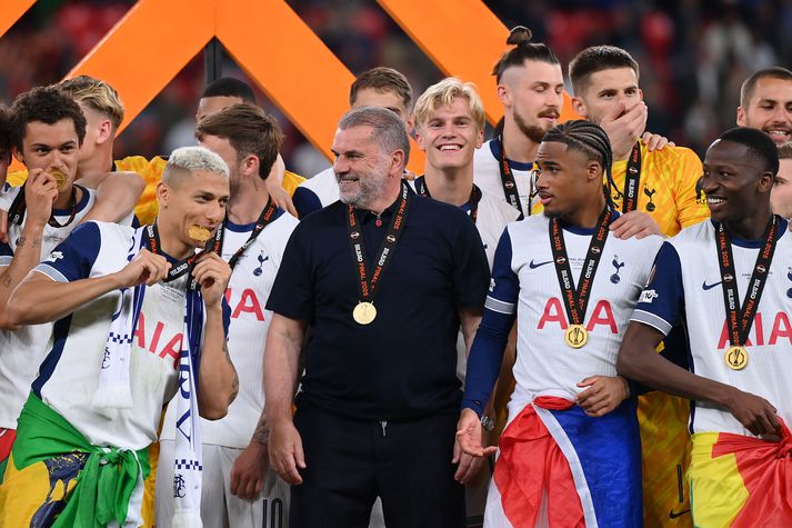 Ange Postecoglou fagnar sigri í Evrópudeildinni með leikmönnum Tottenham.