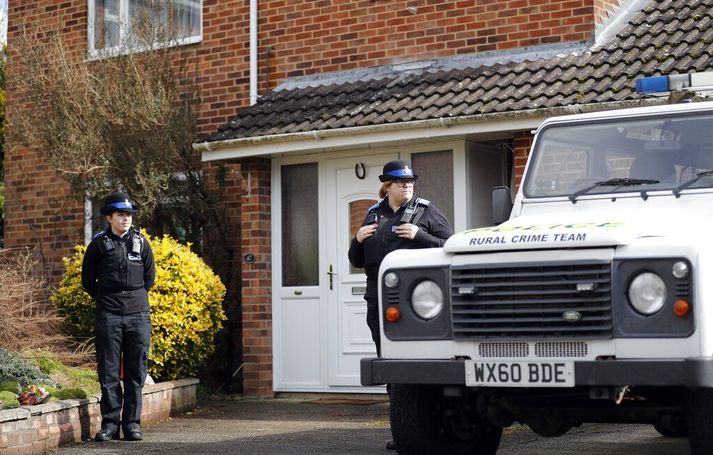 Lögreglukonur standa vörð fyrir hús Sergei Skrípal í Salisbury á Englandi í mars árið 2018. Rússneski leyniþjónustumenn báru taugaeiturs á hurðarhún. Skrípal, dóttir hans og lögreglumaður veiktust alvarlega. Enskt kona lést eftir að hún komst í snertingu við leifar eitursins sem tilræðsimennirnir skildu eftir.