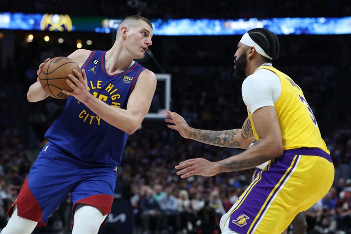 Jokic og Davis í baráttu í leik næturinnar