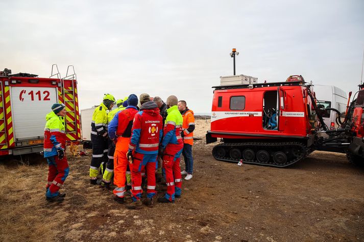 Fjölmennt lið slökkviliðs- og björgunarsveitarmanna hefur verið að störfum í dag.