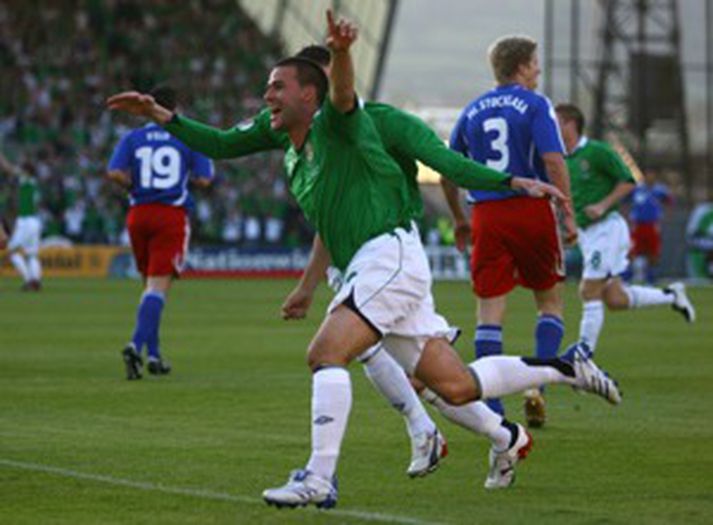 David Healy fagnar hér fyrra marki sínu gegn Liechtenstein í kvöld.