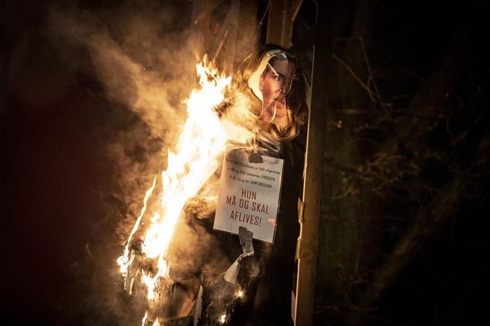 Kveikt var í brúðu sem á var búið að festa mynd af Mette Frederiksen forsætisráðherra og hótanir gegn henni í Kaupmannahöfn í gær.  EPA-EFE/MADS CLAUS RASMUSSEN DENMARK OUT