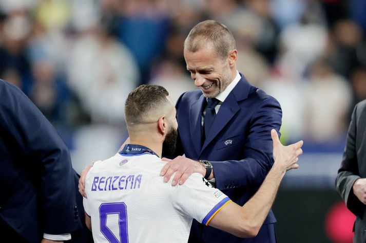 Aleksander Ceferin, forseti UEFA, varð af stórum samningi. Hér er hann að óska Karim Benzema til hamingju með Meistaradeildartitilinn í sumar.