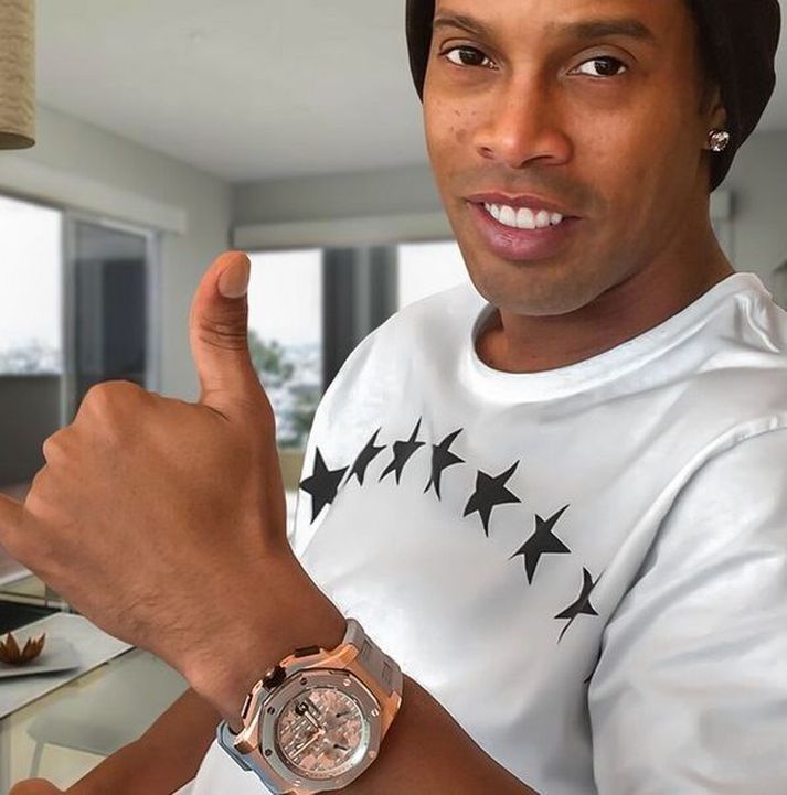 Ronaldinho með úrið.