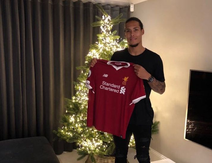 Van Dijk með Liverpool-treyjuna í höndunum.