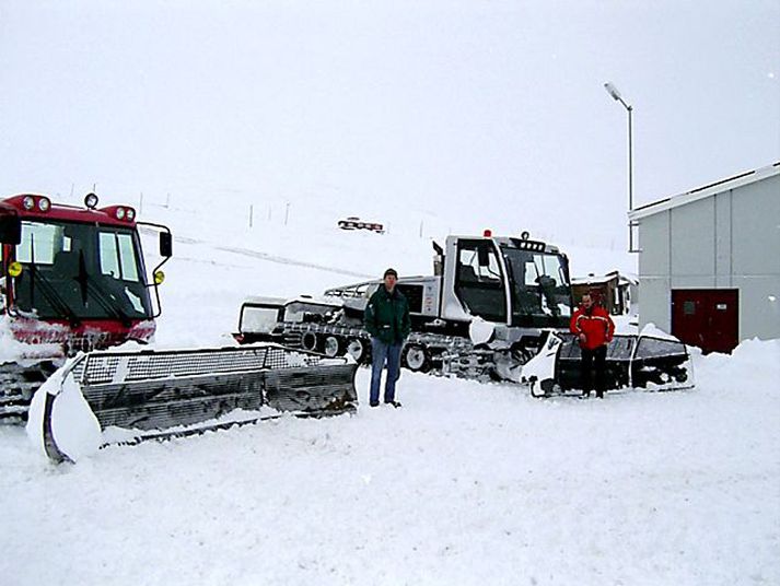 Allt að verða klárt í hlíðarfjalli.
Kári Gunnarssson og Hilmar Brynjólfsson hafa undanfarna daga verið að troða brekkurnar í Hlíðarfjalli svo hægt verði að opna skíðasvæðið á laugardaginn.