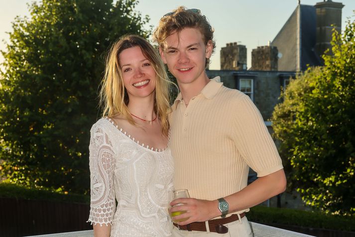 Talulah Riley og Thomas Brodie-Sangster kynntust fyrst árið 2021 og greindu frá því í fyrra að þau væru byrjuð saman. Ástin hefur blómstrað hjá parinu síðan.