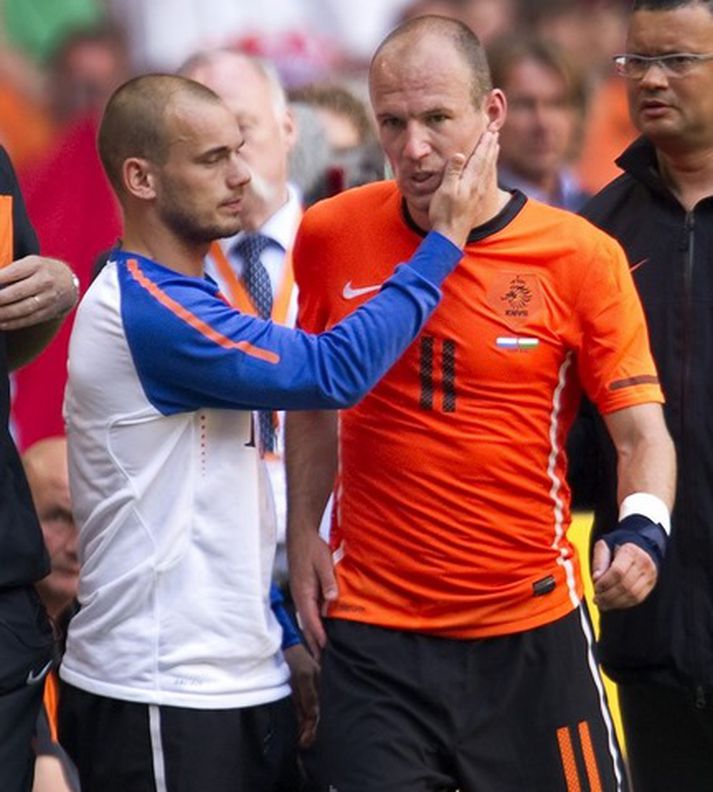 Wesley Sneijder reynir að hugga Arjen Robben eftir leikinn í dag.