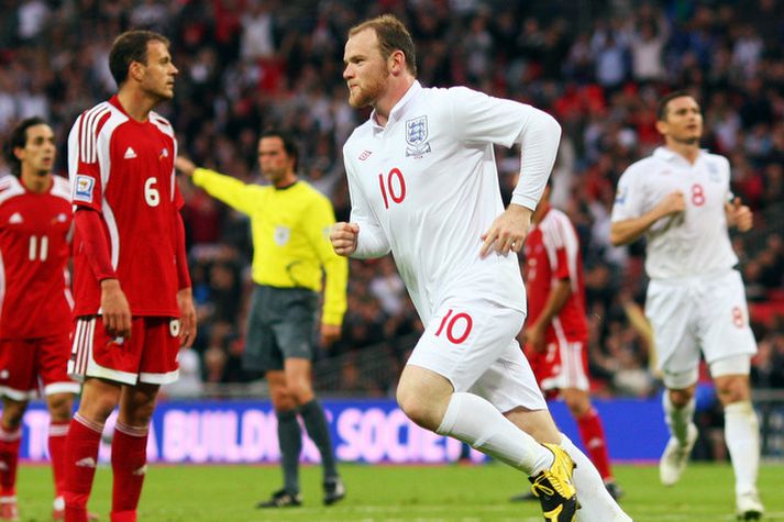 Rooney fagnar í gær.