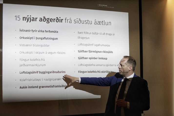 Fjórtán af fimmtán nýjum aðgerðum má sjá hér á glærunni. Undir handlegg Guðmundar Inga Guðbrandssonar umhverfisráðherra vantar fimmtánda markmiðið; Kortlagning á ástandi lands.