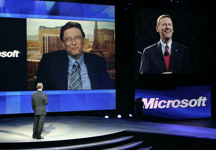 Alan Mulally, forstjóri Ford, ræðir við Bill Gates, stofnanda og stjórnarformann Microsoft, á ráðstefnu Ford þegar hulunni var svipt af samstarfinu um helgina.