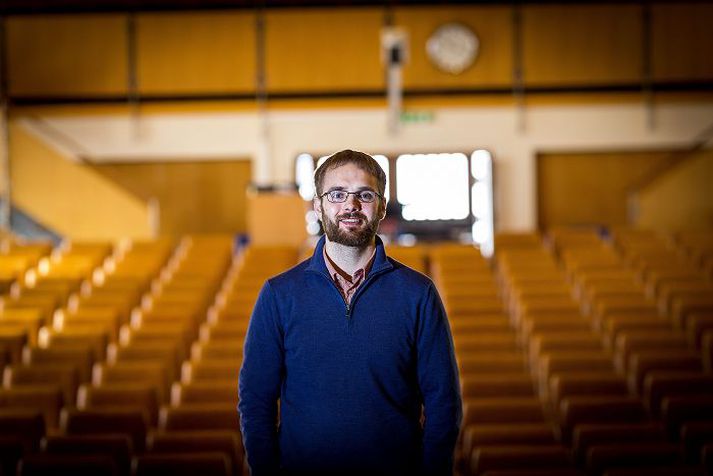 Hvítasunnudagur er fæðingarhátíð kirkjunnar og verður stór dagur í lífi Helga, sem segist næstum eiga lögheimili í Fíladelfíu á sunnudögum og prédikar þá á þremur samkomum.