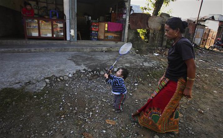 Khagendra spilar badminton.
