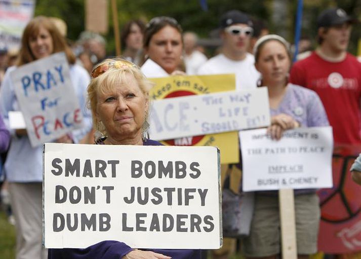 Þetta fólk reyndi að nálgast fundarstaðinn í Kennebunkport til að hafa í frammi mótmæli gegn stefnu beggja leiðtoga.