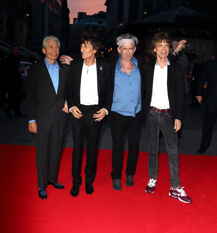 Þeir Charlie Watts, Ronnie Wood og Keith Richards styðja Mick Jagger í sorginni.