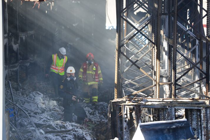 Fulltrúar lögreglu og slökkviliðs að störfum í Miðhrauni.