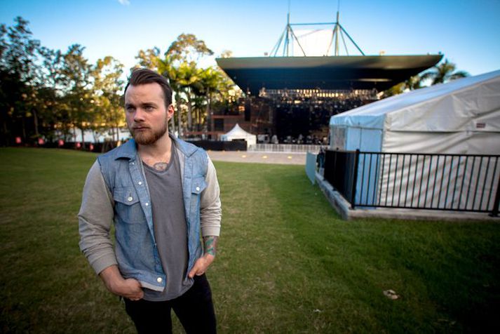 LANGT FERÐALAG Ásgeir fyrir utan Brisbane Botanical Gardens á föstudag, þar sem hann spilaði fyrir 9.000 manns.Mynd/Guðmundur Kristinn Jónsson