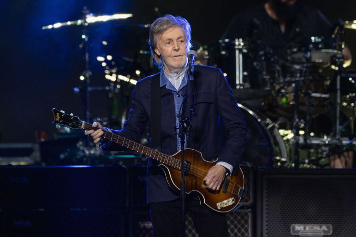 Paul McCartney flottur á tónleikum í desember á síðasta ári í London.