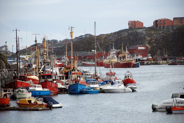 Grænlendingar draga verulega úr laxveiðum í sjó.