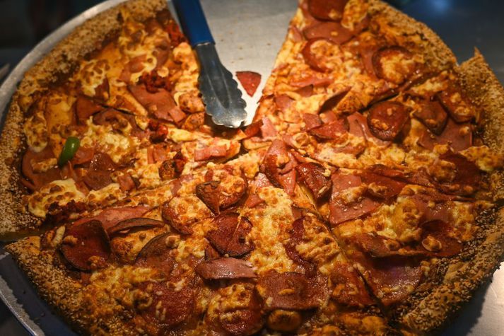 Ætli sumir hafi ekki notið pizzusneiðar betur en aðrir í gærkvöldi.