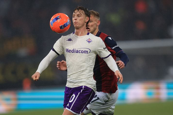 Albert Guðmundsson í leik Bologna og Fiorentina á Renato Dall'Ara leikvanginum.