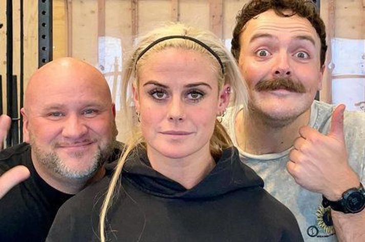 Sara Sigmundsdóttir með þeim Snorra Barón Jónssyni og Sam Cornforth.