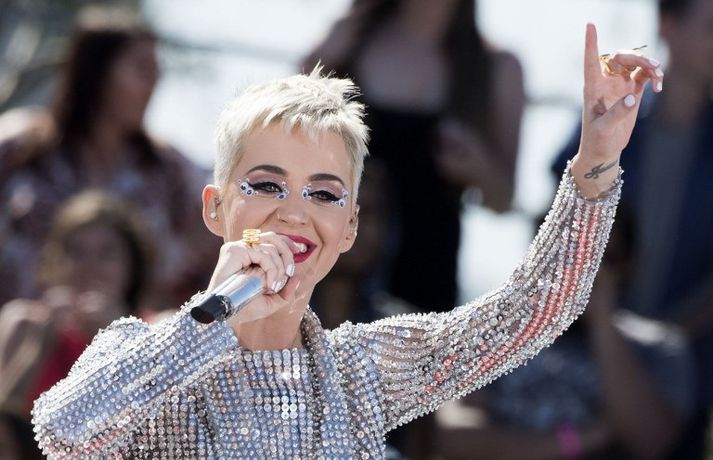 Katy Perry reyndi að kaupa klaustur af nunnum árið 2015.